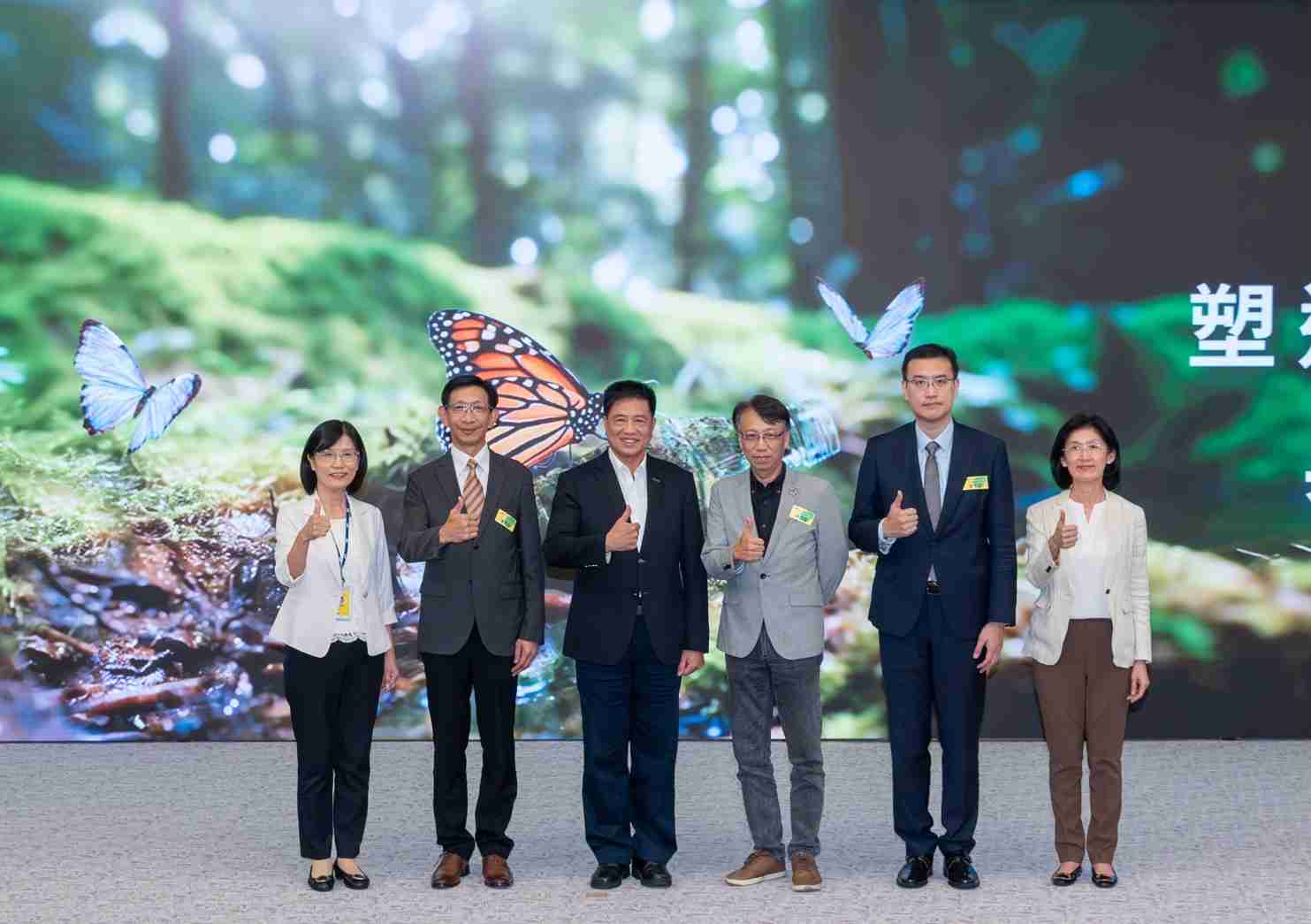 友達2023 CSR共榮大會，，，，邀請領域專家分享交流生物多樣性管理趨勢、、無塑產品、、、、海廢永續塑料等議題  （圖左到右：友達光電永續長古秀華、、、3M台灣技術長陳君杰、、、、友達光電董事長暨集團策略長彭双浪、、、、光寶科技企業永續發展處處長陳慶暉、、、、安永聯合會計師事務所執業會計師曾于哲、、、、友達光電供應鏈總部副總經理吳宜芳）