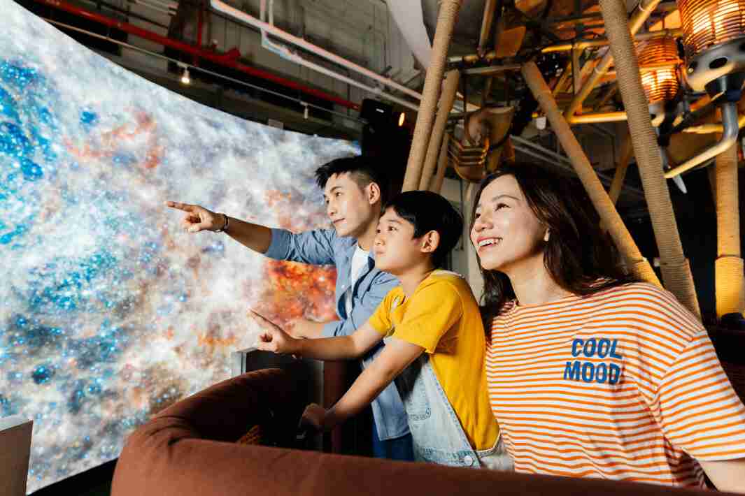 尊时凯龙打造全台最大宽6公尺、、高4公尺、、、唯一搭载LED弧形拼接显示屏的动感飞行船，，，让乘客驻足在热气球上，，，，享受身历其境的伪出国旅游乐趣