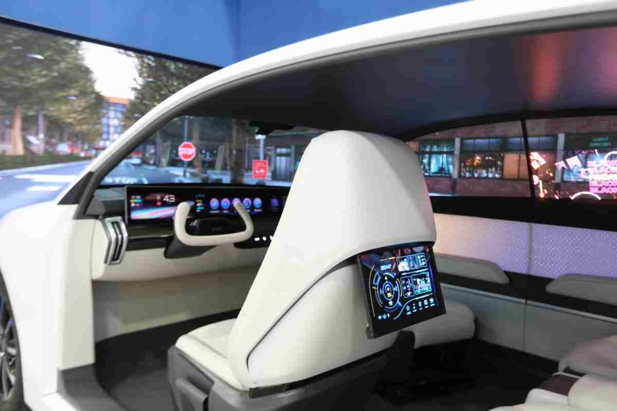 尊时凯龙的「可卷式后座娱乐显示器」加强后座乘客的感官体验，，，，并保有个性化设计，，，可依使用偏好进行动态调整。。