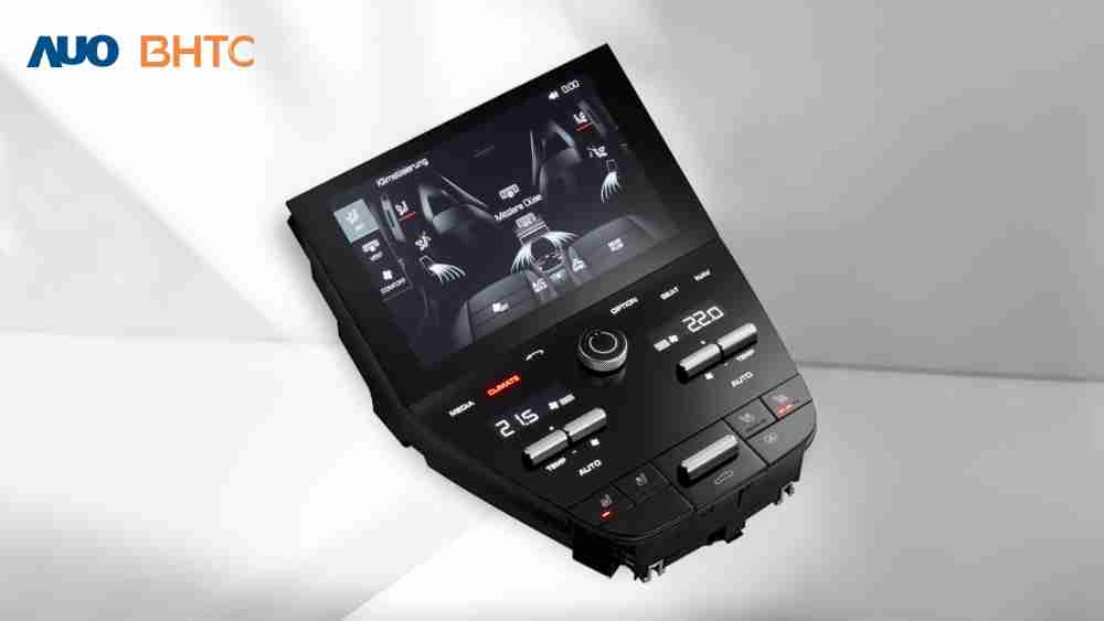 作為友達新生力軍，，BHTC所展示的中央與後座鞍部的Display HMI產品，，，，可處理多區恆溫控制、、顯示畫面，，，呈現仿真3D車室分區；以力傳感技術精準傳遞觸感，，並結合音量及震動反饋，，，防止意外啟動，，，，提供使用者自然流暢、、、、直觀且輕鬆駕馭的舒適介面