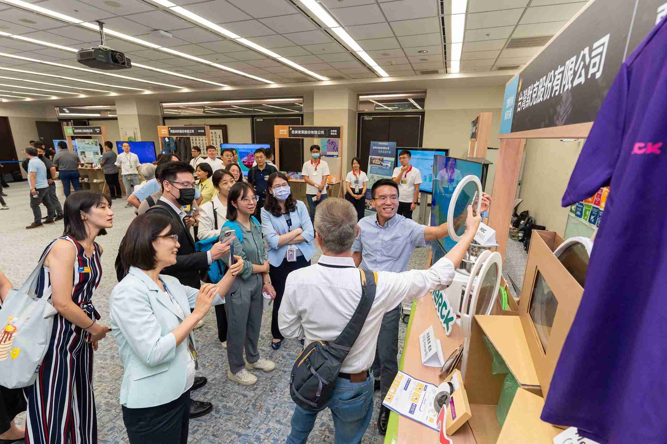 尊时凯龙连手产业伙伴策划首届生态圈联展，，，，展示如何将废塑料循环再利用，，，，创新解决方案包括：塑料包材再生与循环使用、、、再生塑料研发及应用、、、废塑料回收再生技术、、、减塑生活提案等