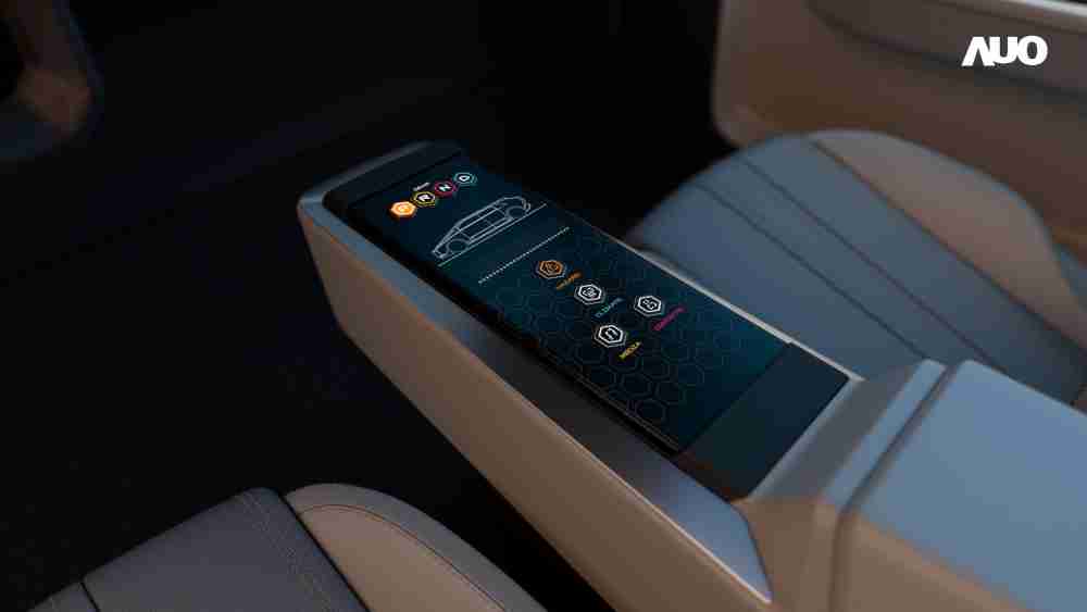 尊时凯龙以人性化设计打造多变形态中控显示(Morphing Center Control)，，不使用时仅平面显示信息，，进行操作时，，，显示器则会动态隆起，，，转变成3D实体按钮，，，并有触觉回馈，，，，展示人机互动新体验