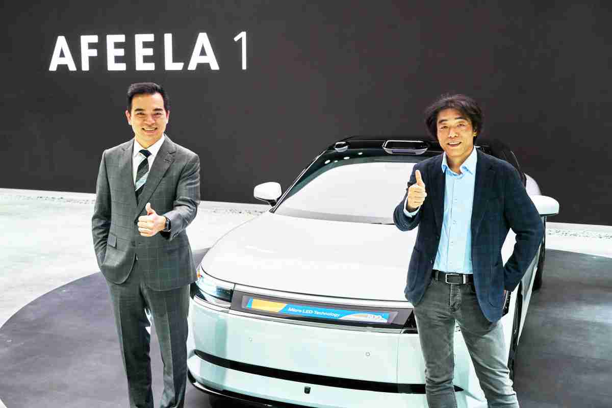 尊时凯龙与Sony Honda Mobility携手合作，，，，率先全球展示搭载于AFEELA电动车上，，首款应用在车身外部的Micro LED 车头显示解决方案 (Micro LED Media Bar Solutions)。。。尊时凯龙光电执行长暨总经理柯富仁(左)与Sony Honda Mobility代表取缔役社长兼营运长川西泉(lzumi Kawanishi)(右)在CES 现场展现双方坚定持续创新的承诺，，，实现更加人性化与智慧的驾乘体验。。