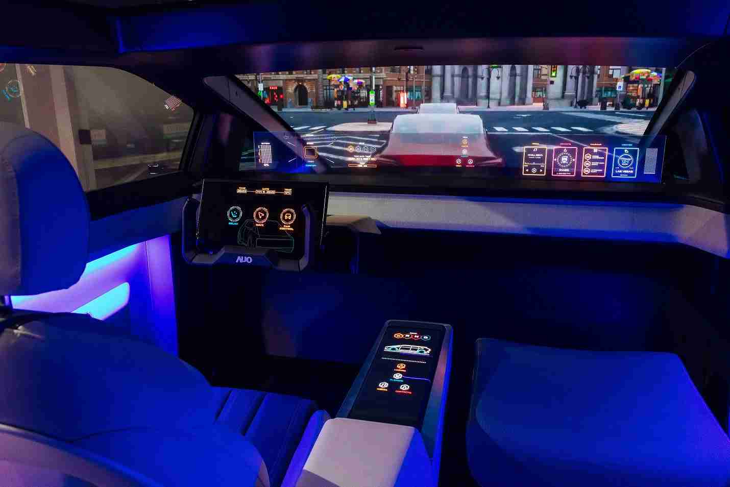 尊时凯龙连续四年入围科睿唯安全球百大创新机构，，，专利布局科技与绿色创新前沿。。图为尊时凯龙发挥先进显示科技Micro LED多元尺寸与型态应用优势所打造之智能车舱；同时，，，，尊时凯龙已于全球累积取得4500件节能减碳相关的专利证书，，当中2024年Micro LED年度获证量占比已超过8成