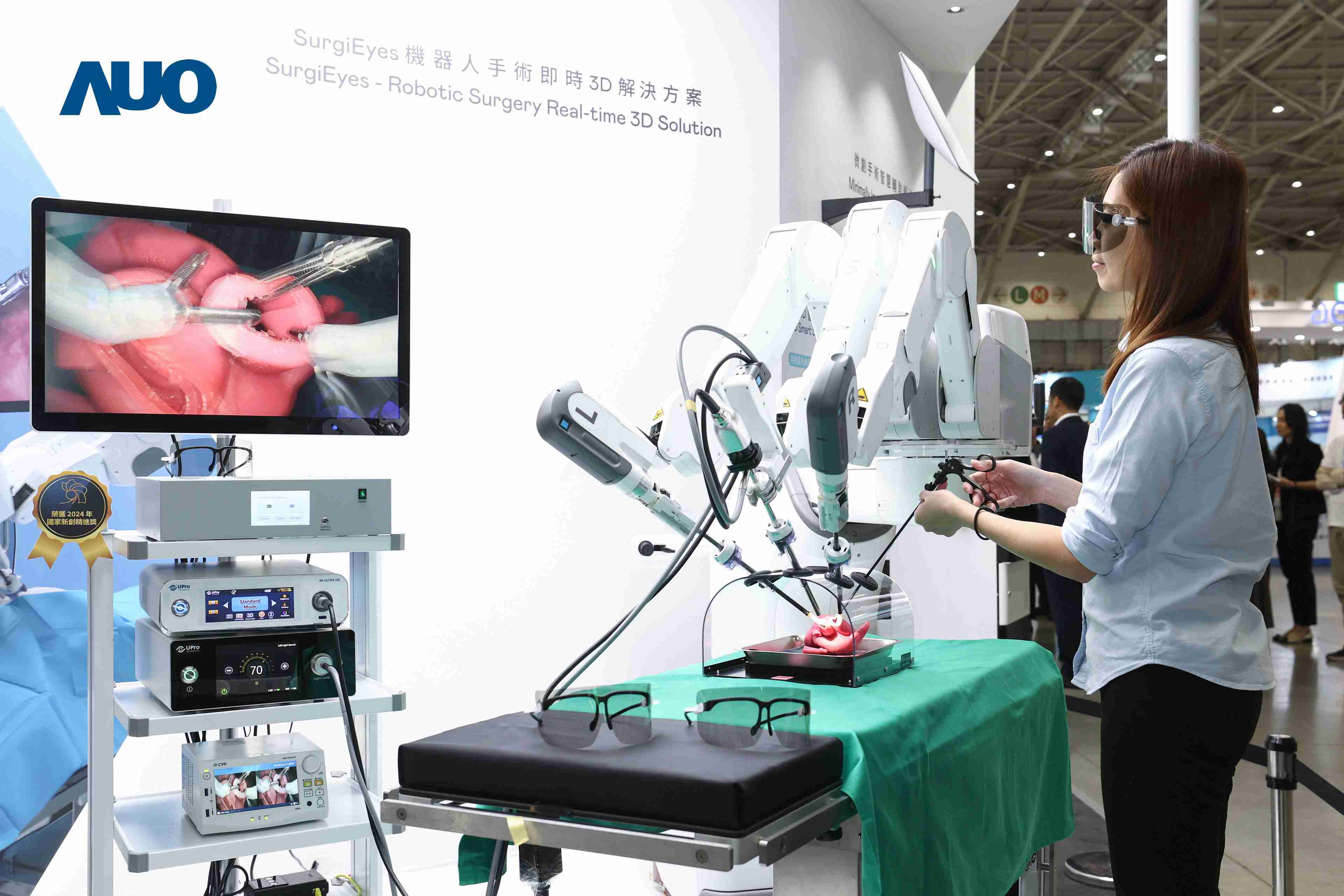 达擎以领先的3D显示技术推出〝SurgiEyes机器人手术实时3D解决方案〞，，，，整合先进3D图像处理与独家3D垂直宽视角、、广色域的显示技术，，，手术团队可实时同步主刀医师视角看到清晰3D影像，，提升沟通效率与安全性。。。