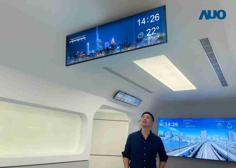 达擎TARTAN “37吋超薄双屏车厢显示器” 采用单一背光设计，，，，将双面显示器厚度大幅缩减至12mm，，，支持长条屏 32:9 规格，，突破传统分辨率限制，，，提供旅客更清晰实时的乘车信息及广告讯息